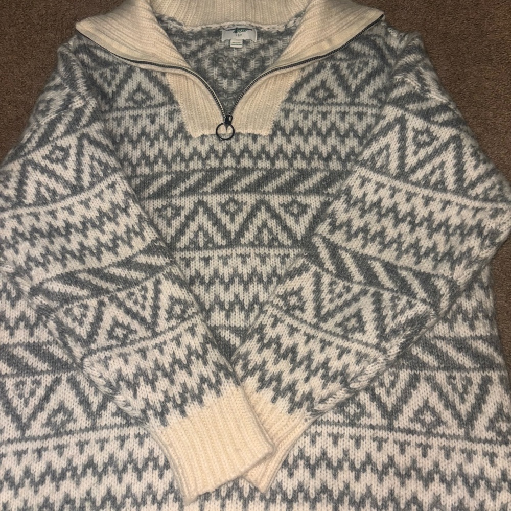 Arie Cozy Gray and Cream Patterned Sweater